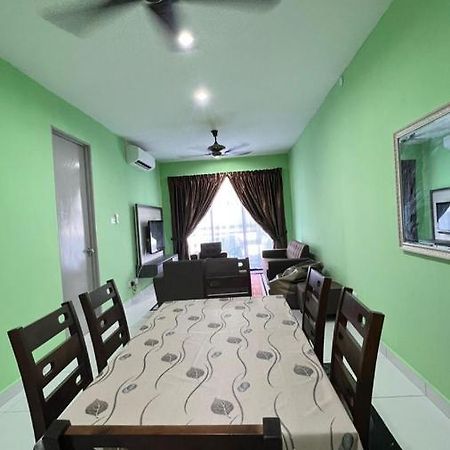 Faiz Homestay Kuching Kültér fotó